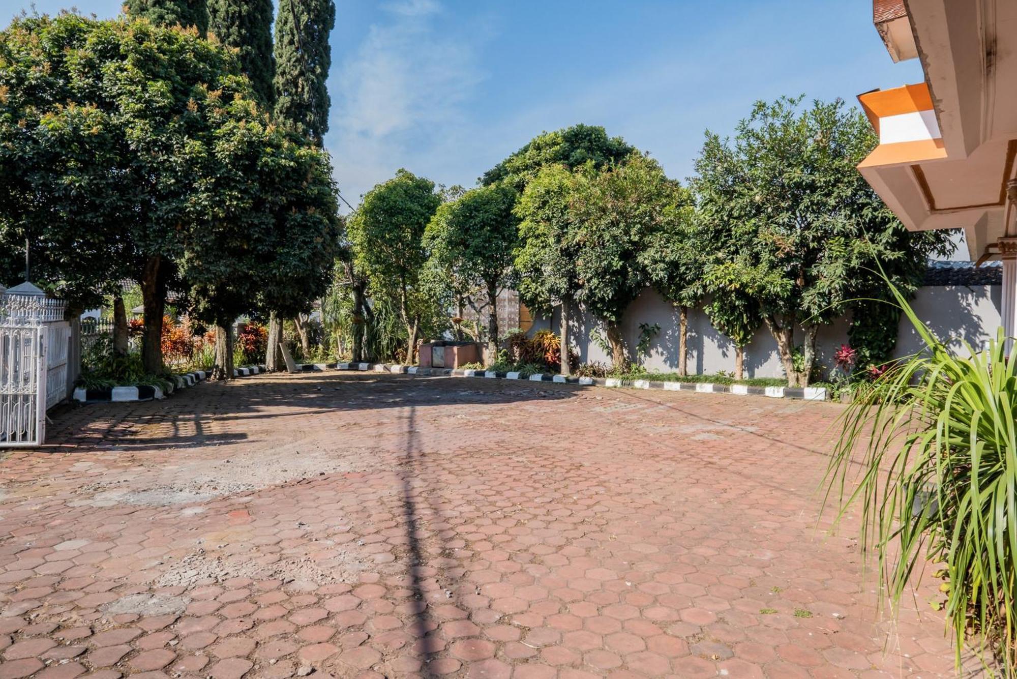Urbanview Hotel Near Jatim Park 1 By Reddoorz Batu  Εξωτερικό φωτογραφία